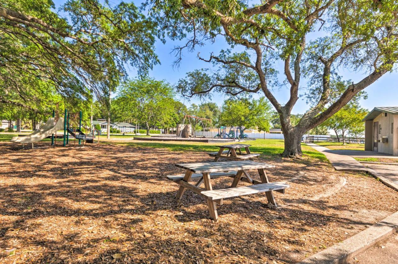 Fort Walton Coastal Retreat With Yard Walk To Beach شاطئ فورت والتون المظهر الخارجي الصورة